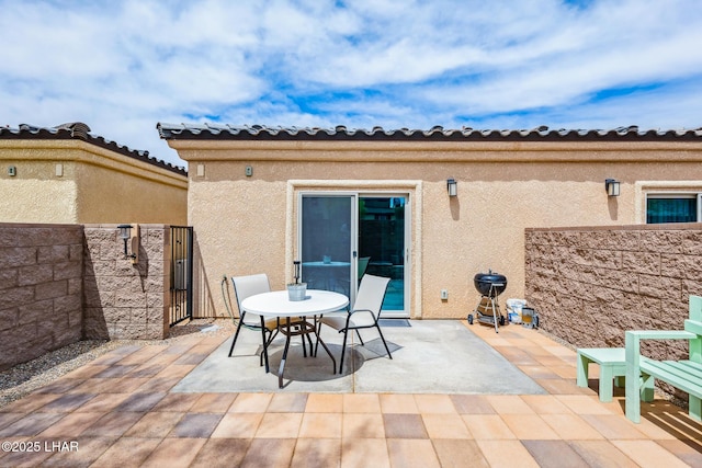 2950 N Kiowa Blvd Unit B102, Lake Havasu City, AZ 86404 - view of patio featuring fence and outdoor dining space