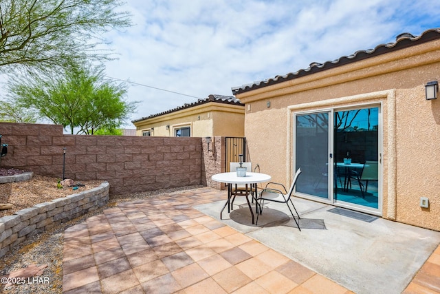 2950 N Kiowa Blvd Unit B102, Lake Havasu City, AZ 86404 - view of patio with fence and outdoor dining space