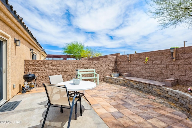 2950 N Kiowa Blvd Unit B102, Lake Havasu City, AZ 86404 - view of patio / terrace with a fenced backyard and grilling area