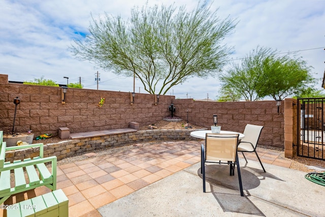 2950 N Kiowa Blvd Unit B102, Lake Havasu City, AZ 86404 - view of patio / terrace with a fenced backyard, outdoor dining area, and a gate