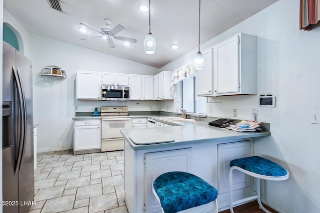 2974 Caravelle Dr, Lake Havasu City, AZ 86406 - kitchen featuring appliances with stainless steel finishes, a sink, a peninsula, lofted ceiling, and ceiling fan
