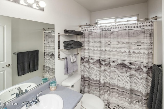 full bath featuring curtained shower, toilet, and vanity