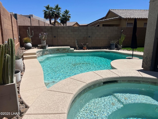1737 E Alder Cir, Lake Havasu City, AZ 86404 - view of pool featuring an in-ground hot tub and a fenced backyard