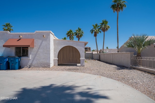 2340 Jamaica Blvd S, Lake Havasu City, AZ 86406 - view of property exterior with a fenced front yard, stucco siding, and a gate