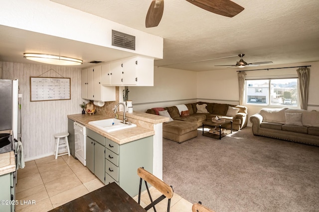 1824 Montana Vis Unit D, Lake Havasu City, AZ 86403 - kitchen featuring a sink, visible vents, dishwasher, a ceiling fan, and white cabinets