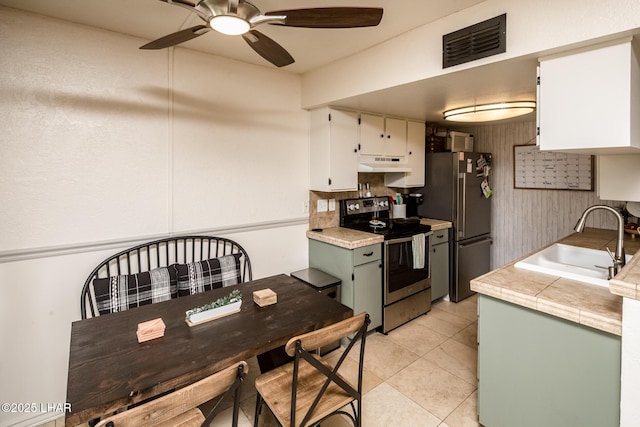 1824 Montana Vis Unit D, Lake Havasu City, AZ 86403 - kitchen with a ceiling fan, under cabinet range hood, visible vents, a sink, and stainless steel appliances