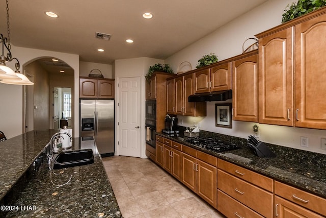 kitchen featuring recessed lighting, arched walkways, a sink, black appliances, and under cabinet range hood