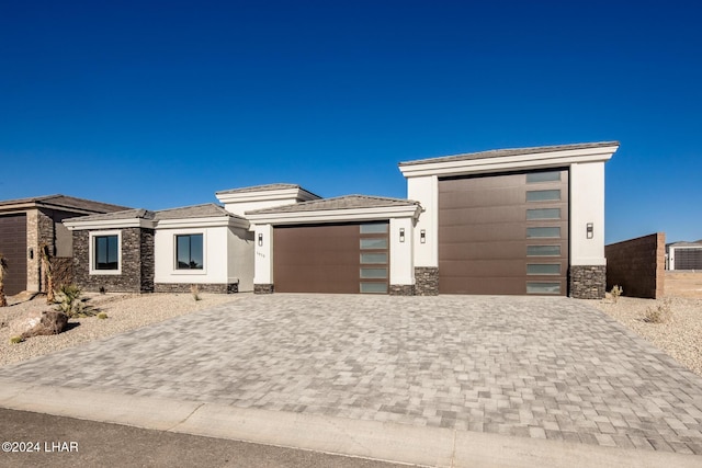 view of front facade featuring a garage