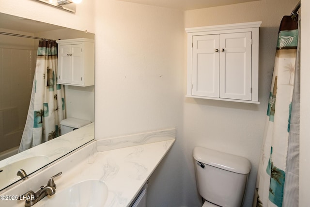 bathroom with a shower with shower curtain, vanity, and toilet