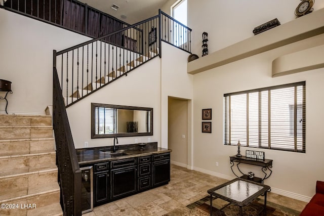 living room with sink and a towering ceiling