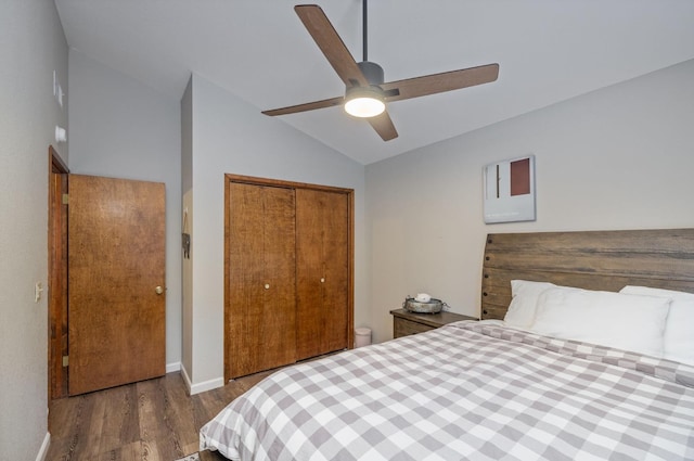 bedroom with wood-type flooring, lofted ceiling, ceiling fan, and a closet