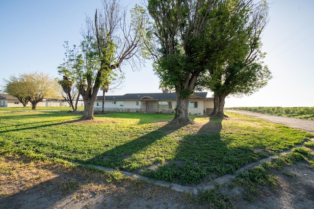 view of front of house featuring a front lawn