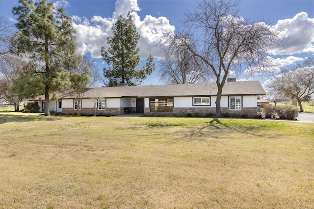 single story home featuring a front lawn