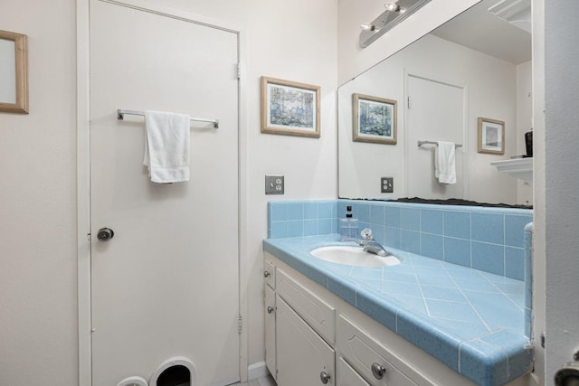 bathroom with vanity and decorative backsplash