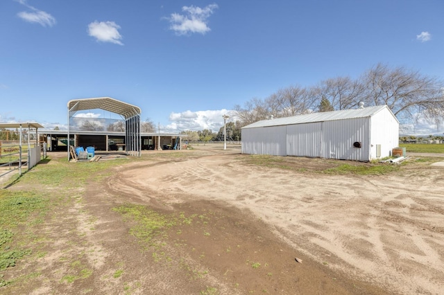 view of yard with an outdoor structure