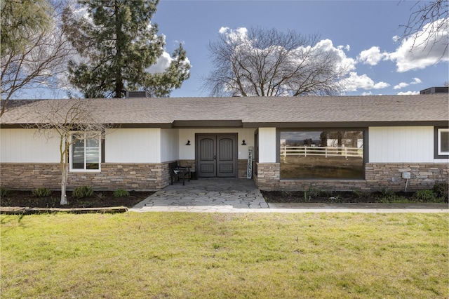 view of front of house with a front lawn