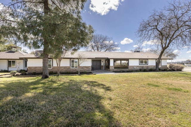 single story home featuring a front lawn