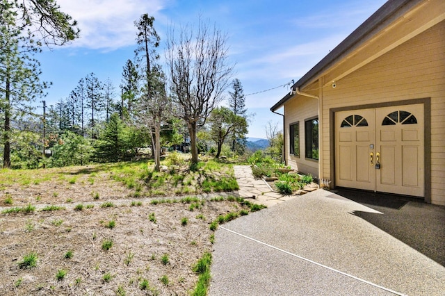 view of yard with a patio