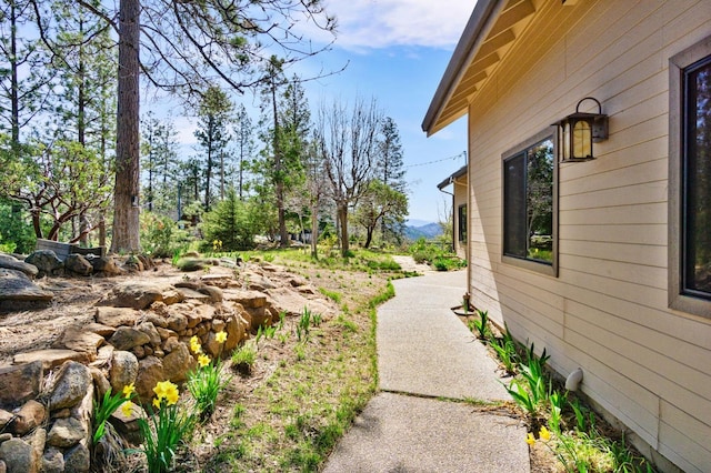 view of yard featuring a mountain view