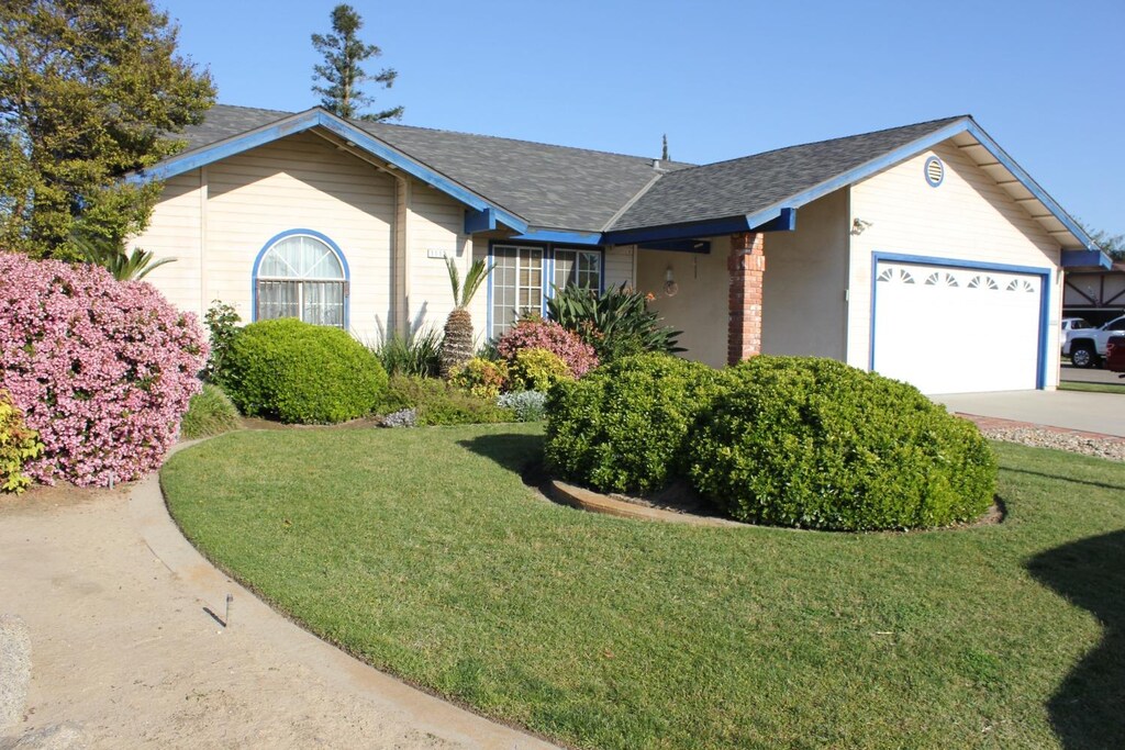 ranch-style home with a front yard and a garage