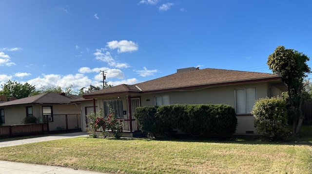 view of front facade featuring a front lawn