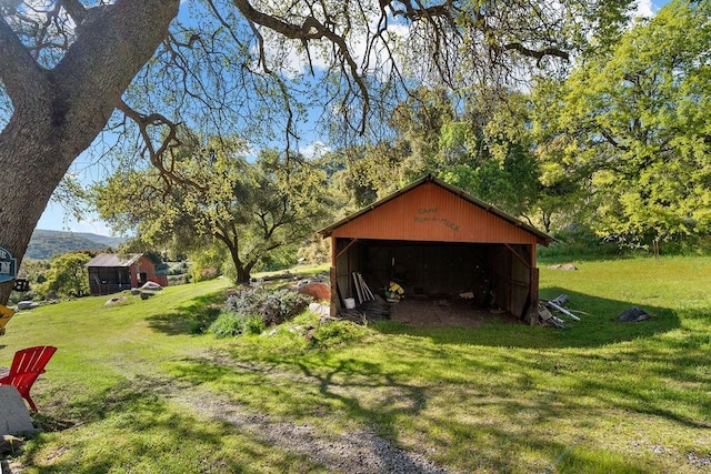 view of yard with an outdoor structure