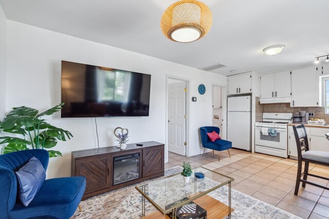 925 S Purdue Ave, Fresno, CA 93727 - living area with light tile patterned flooring