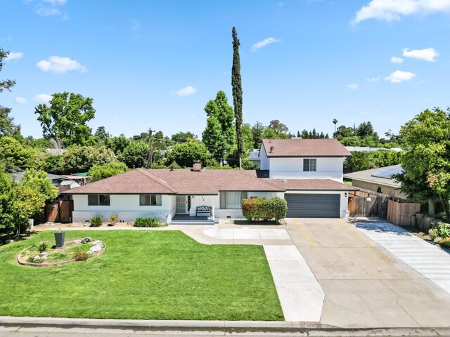925 S Purdue Ave, Fresno, CA 93727 - view of front facade featuring driveway and a garage