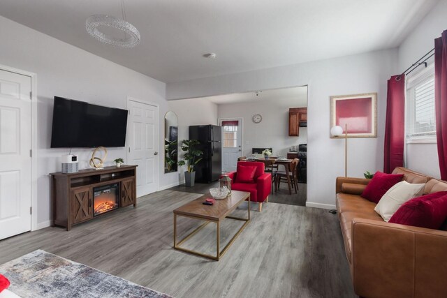 925 S Purdue Ave, Fresno, CA 93727 - living area featuring wood finished floors and baseboards