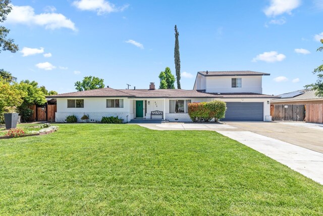 925 S Purdue Ave, Fresno, CA 93727 - view of front of property with driveway and an attached garage
