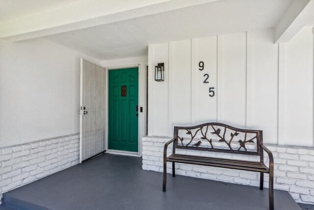 925 S Purdue Ave, Fresno, CA 93727 - entrance to property with board and batten siding