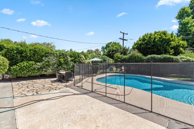 925 S Purdue Ave, Fresno, CA 93727 - view of swimming pool featuring a patio area