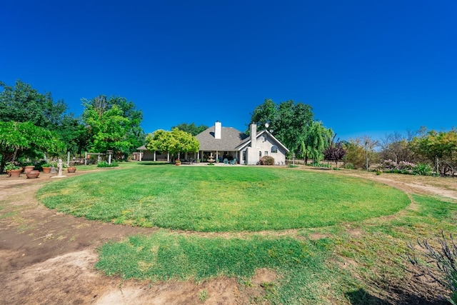 view of front of property featuring a front yard