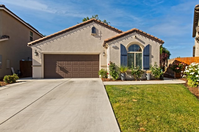 view of front of home featuring a front lawn and a garage