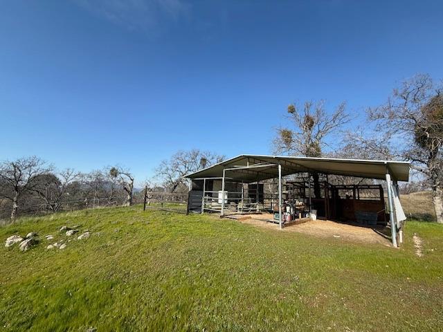 view of yard with an outbuilding