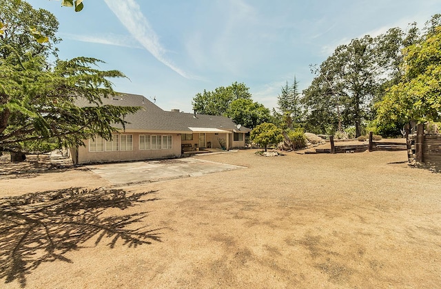 view of yard featuring a patio