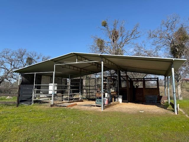 rear view of house featuring an outdoor structure