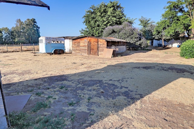 view of yard with an outdoor structure