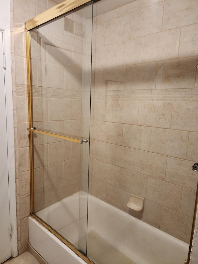 bathroom with enclosed tub / shower combo