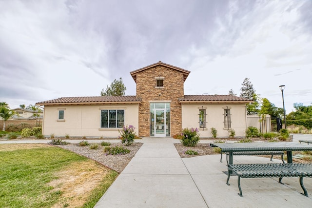 view of front of home featuring a front yard