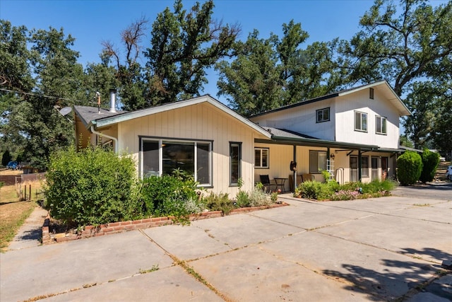 view of front of house featuring a porch