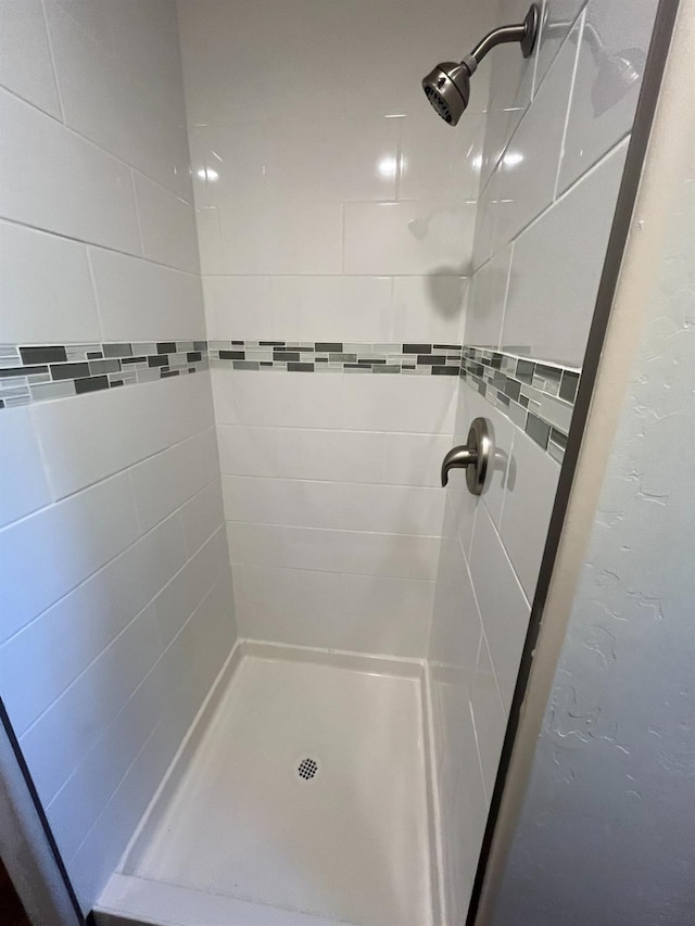 bathroom featuring tiled shower