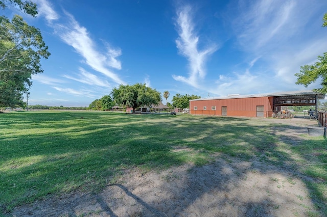 view of yard featuring an outbuilding