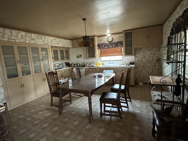 dining space with wallpapered walls