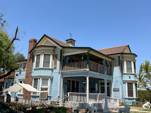 view of front of house with a balcony