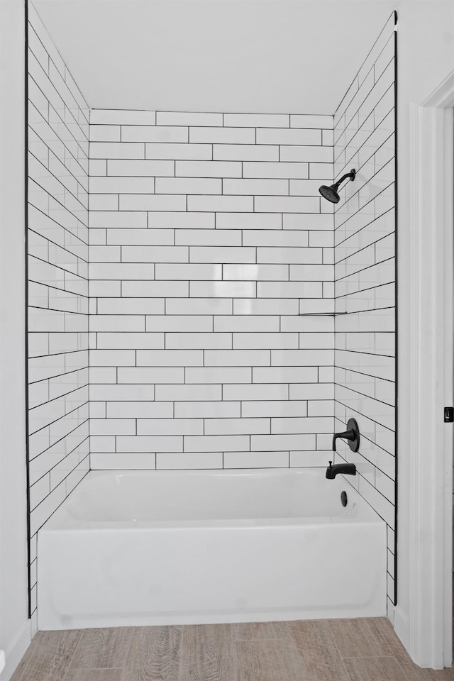 bathroom with tiled shower / bath combo