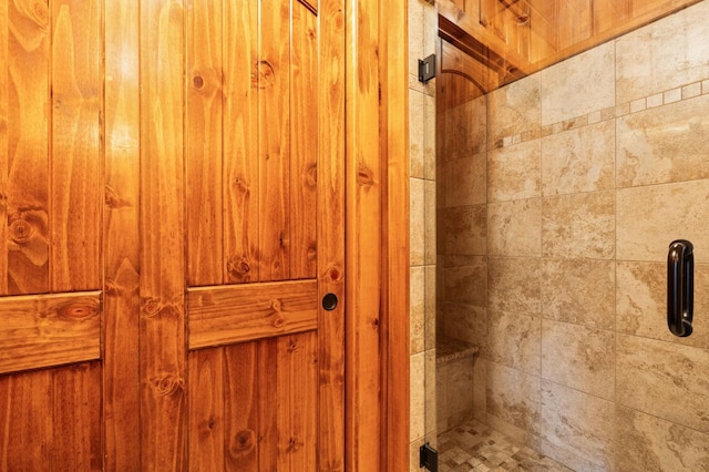 room details featuring a tile shower