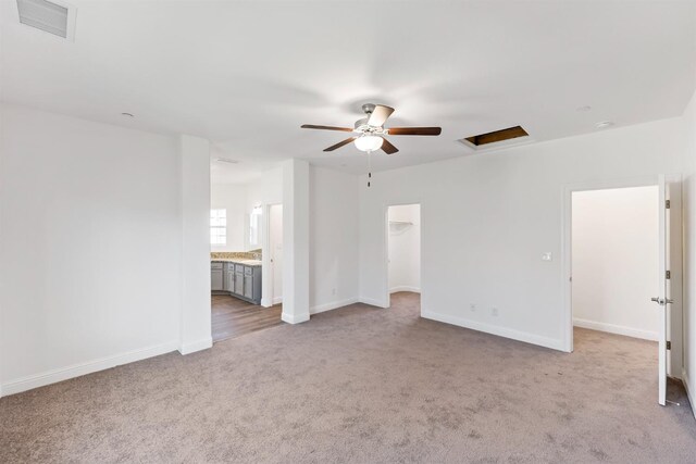 unfurnished room with light carpet and ceiling fan