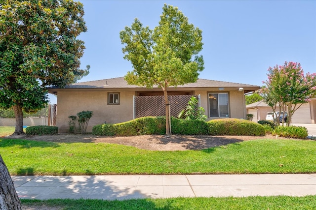 view of front of home featuring a front lawn