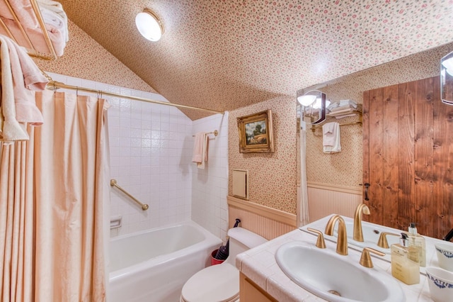 bathroom with shower / bath combo with shower curtain, toilet, wainscoting, wallpapered walls, and lofted ceiling